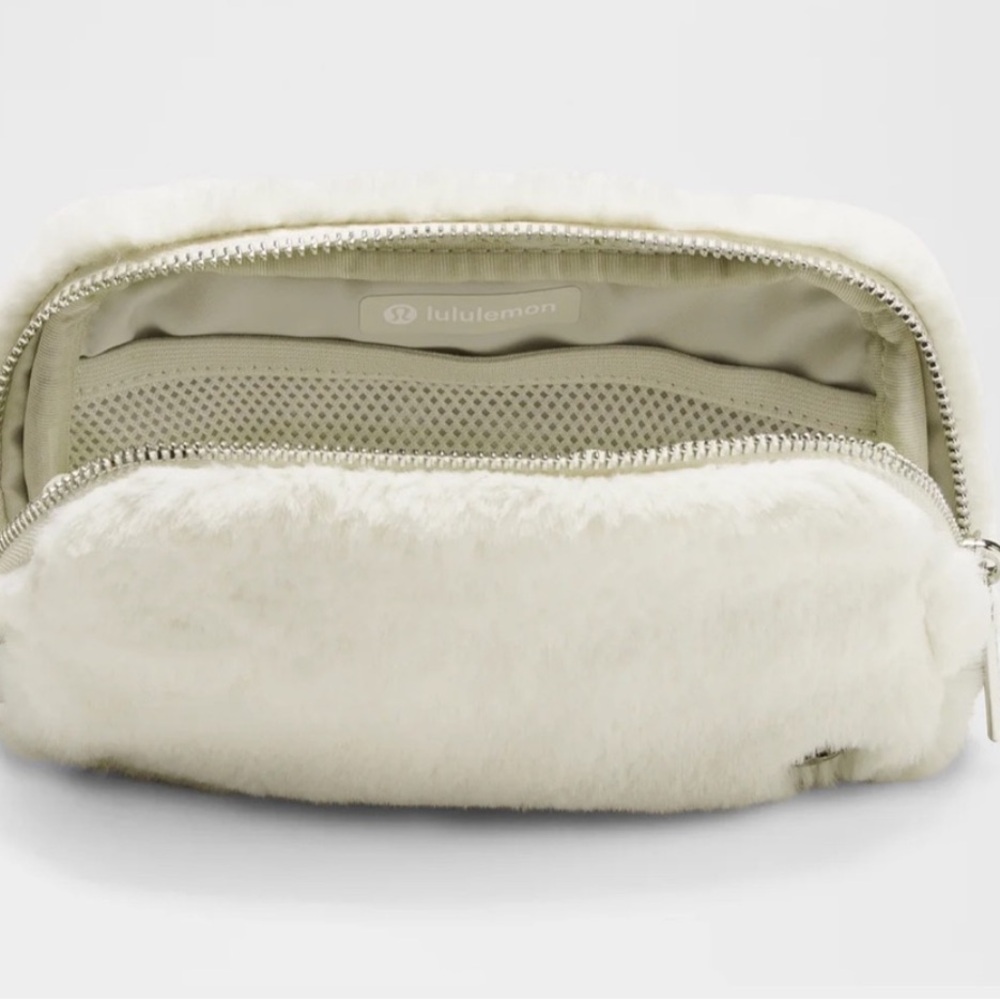 Lululemon Everywhere Belt Bag 1L ONE SIZE Plush
Fleece Bone/Silver NWT
